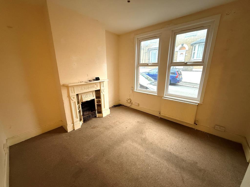 Lot: 47 - THREE STOREY HOUSE FOR REFURBISHMENT - Living room